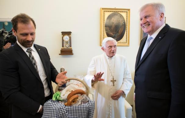 Benedicto XVI: "Ha habido pruebas y tiempos difíciles, pero Él siempre me ha guiado. Estoy lleno de gratitud"