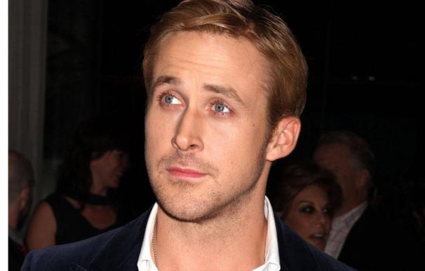 Ryan Gosling disfruta haciendo punto
