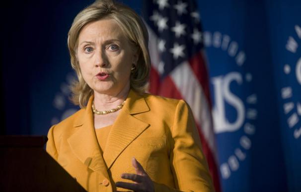 Clinton promete a Suu Kyi trabajar para promover la democracia en Birmania