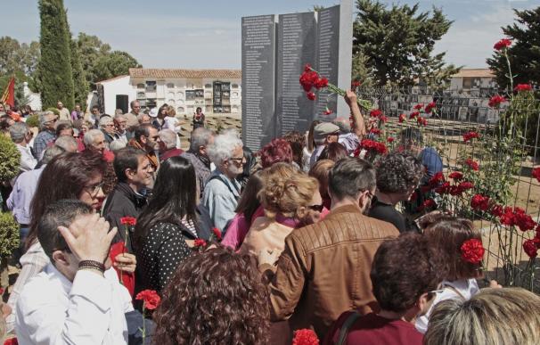 Castuera (Badajoz) erige en su cementerio un monumento dedicado a las víctimas de la represión franquista