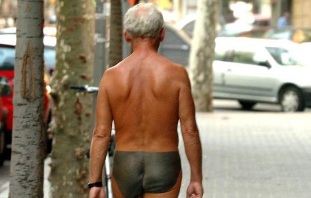 Pasear desnudo o en bañador por Barcelona estará prohibido y sancionado antes del verano
