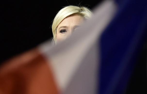 Marine Le Pen, candidata del Frente Nacional, tras una bandera francesa durante un mitin el 15 de abril (AFP/ Alain JOCARD)