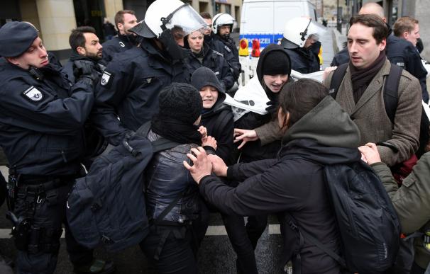 Enfrentamientos entre manifestantes contrarios a AfD y policías en Colonia