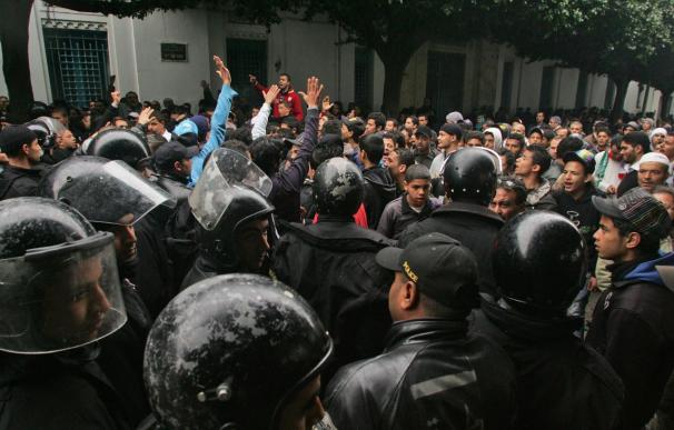 La calma regresa a Túnez aunque persiste la protesta ante sede del Gobierno