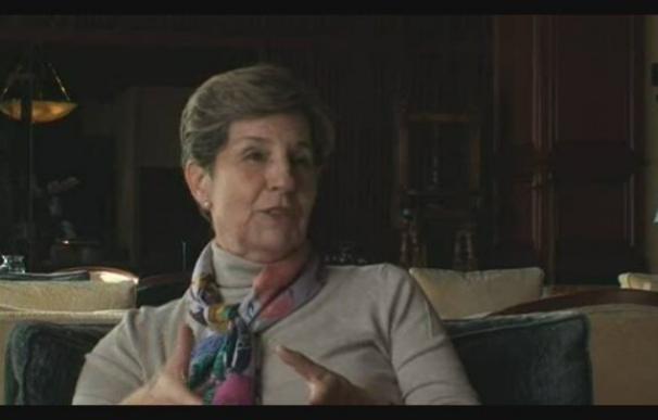 Isabel Allende dice su padre murió "por propia decisión" como "un gesto de dignidad"