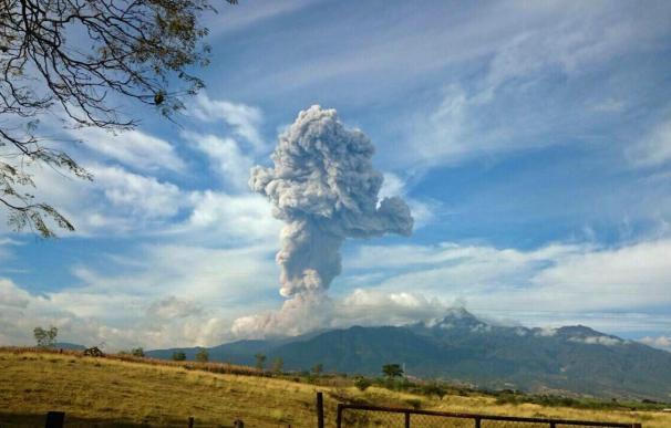 Explosión en Volcán de Colima en México lanza columna de humo de 3.000 metros
