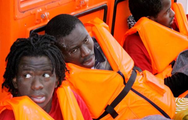 Rescatan a cinco inmigrantes en una balsa a la deriva en aguas del Estrecho