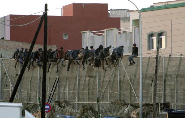 Más de 1.000 inmigrantes intentan entrar en Melilla en varios grupos