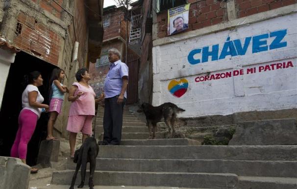 Chávez sigue estable, pero delicado; la oposición pide más información