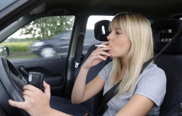 Reino Unido prohíbe fumar en coches con niños