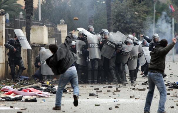 Tres muertos y decenas de heridos en protestas contra el gobierno albanés