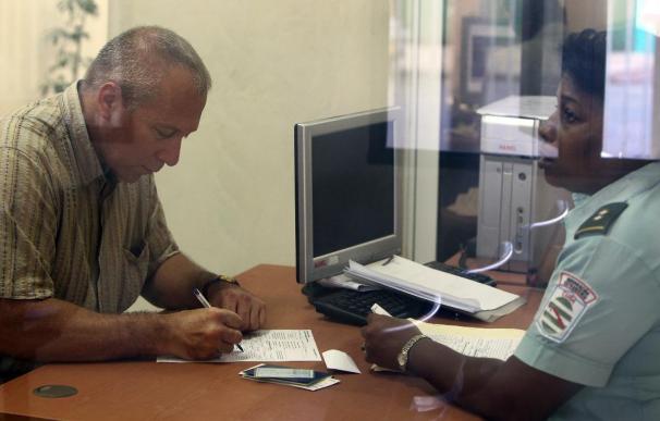Cuba flexibiliza su ley migratoria y elimina el permiso de salida al exterior