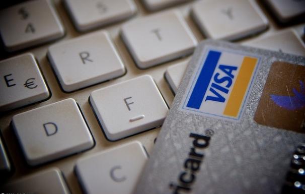 Una de cada tres tarjetas de crédito se queda en números rojos tres días al mes.
