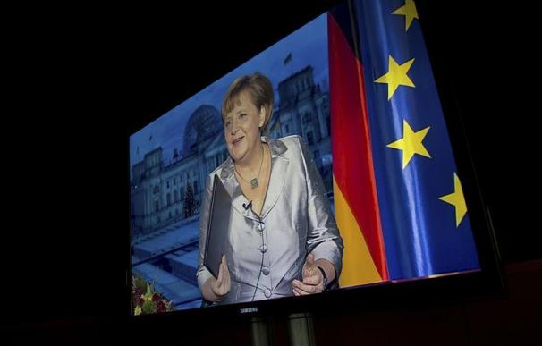 Imagen de la canciller alemana, Angela Merkel, en un monitor de televisión.
