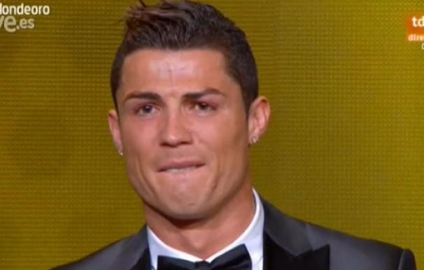 Cristiano Ronaldo, visiblemente emocionado tras recibir su segundo Balón de Oro.