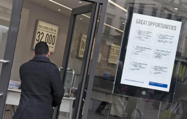El desempleo en el Reino Unido se mantuvo en el 6 % en octubre