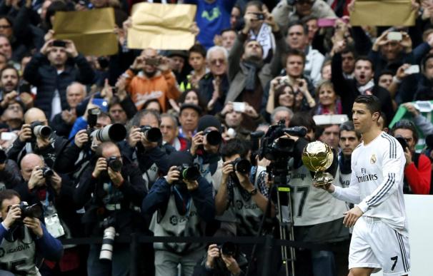 Cristiano ofrece el Balón de Oro al Santiago Bernabéu