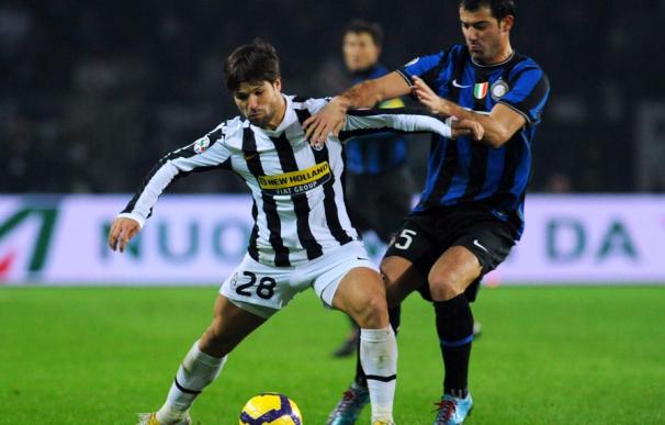 Diego Ribas, con la camiseta de la Juventus, en el derbi de Italia contra el Inter de Milán