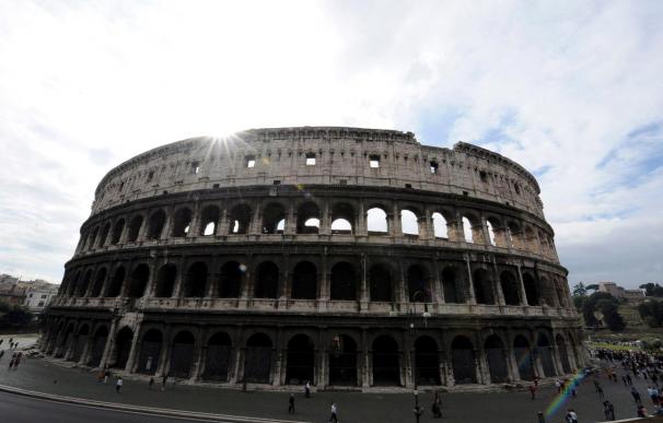 Vista del exterior del Coliseo de Roma (Italia)