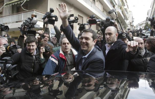 Alexis Tsipras, el lider de Syriza, se dirige a un colegio electoral de Atenas para votar