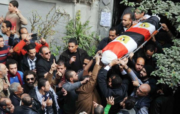 Cientos de personas despiden a joven egipcia muerta ayer en la plaza Tahrir