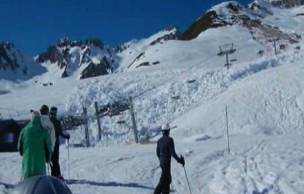 Espectacular avalancha de nieve en los Alpes franceses
