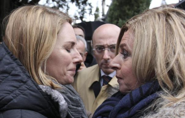 Consuelo Ordóñez, hermana del concejal asesinado, junto a la presidenta del PP Vasco Arantxa Quiroga