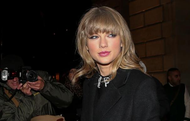 Taylor Swift firma un acuerdo con Coca Cola Light