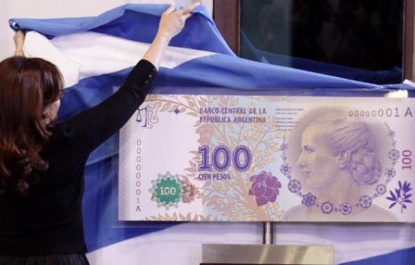 La presidenta argentina Cristina Kirchner presentando el nuevo billete de 100 pesos