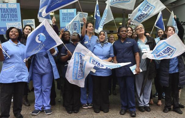 Huelga de trabajadores de sanidad británica en demanda de mejora salarial