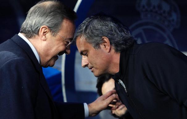 Florentino Pérez charla con Mourinho antes de un partido en el Bernabéu