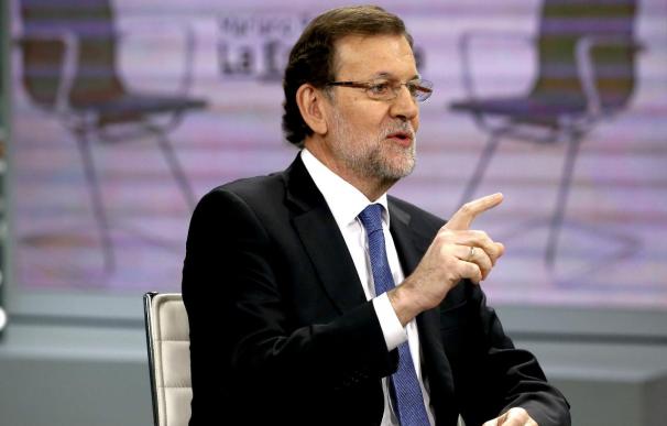 Rajoy reitera que no cambiará el Gobierno y subraya el "coraje" de sus ministros