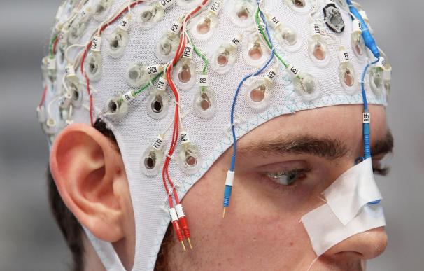 Un hombre, con un aparato de encefalografía EEG (Sean Gallup/Getty Images)