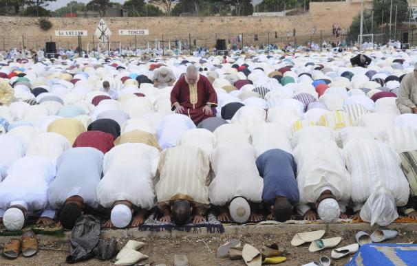 Miles de musulmanes celebran en Melilla el final del Ramadán