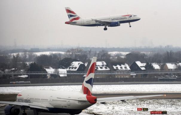 Heathrow cancela casi doscientos vuelos por la nieve en Londres