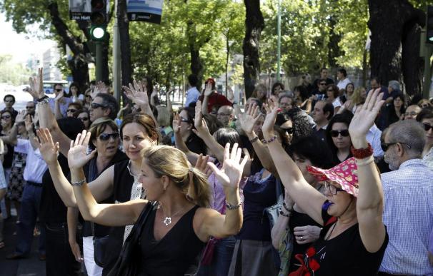 Protesta de funcionarios en Madrid contra la supresión de la paga extra.