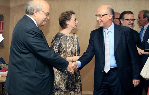El ministro de Hacienda, Cristóbal Montoro, saluda al consejero de Economía catalán, Andreu Mas-Colell.