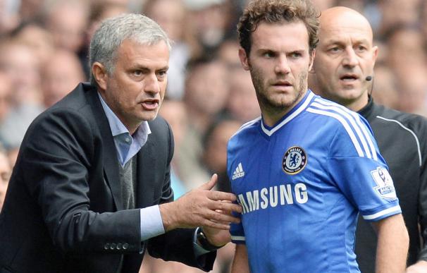 Mourinho habla con Mata durante un partido con el Chelsea