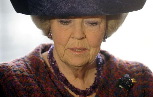La reina Beatriz de Holanda anuncia su abdicación en el príncipe Guillermo