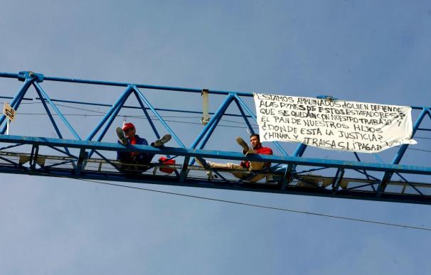 Cuatro despedidos en Vigo inician una huelga de hambre subidos a dos grúas