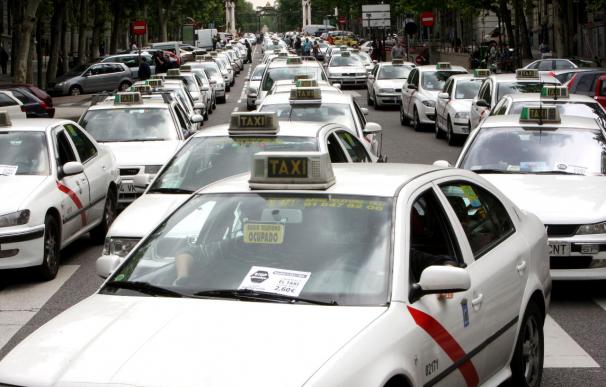 Cientos de taxistas causan retenciones en la Castellana durante la madrugada