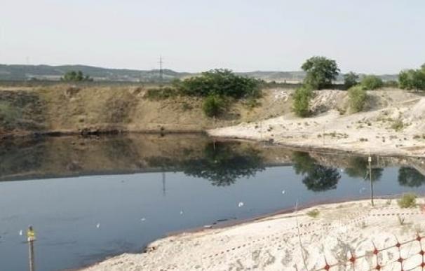 La 'laguna negra' de Arganda, donde se han retirado ya 22.500 toneladas de aceite, estará limpia en primavera de 2018