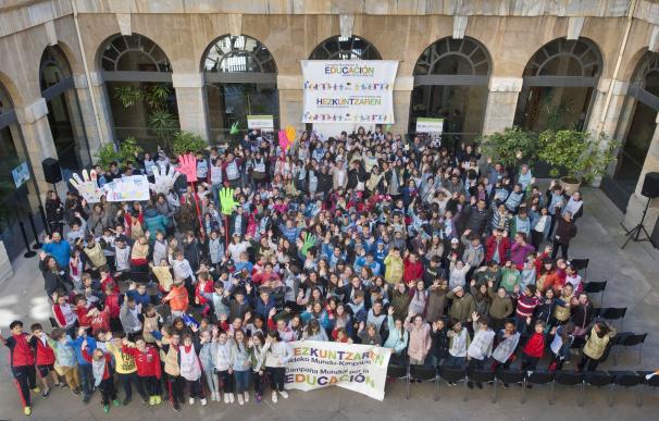Más de 200 escolares y diversas ONGD reivindican en el Palacio de Navarra "el derecho a la educación en todo el planeta"