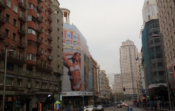 Carmena da las gracias a los madrileños por hacer Madrid más "vivible y paseable" tras el corte al tráfico de Gran Vía