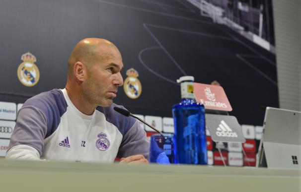 Zidane elude hablar de "ruido" e insiste estar "muy lejos de las ideas" del Frente Nacional francés