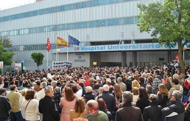 Cerca de un millar de personas se concentran contra la "reconversión" del Hospital de Móstoles