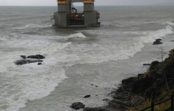 El remolcador Luz de Mar controla la situación de la estructura marítima varada en Benalmádena