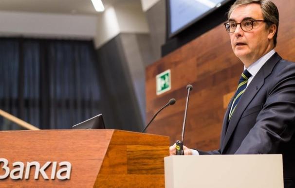 (Ampl.) Sevilla considera que Bankia está "bastante ocupado" con la fusión de BMN como para pensar en Popular