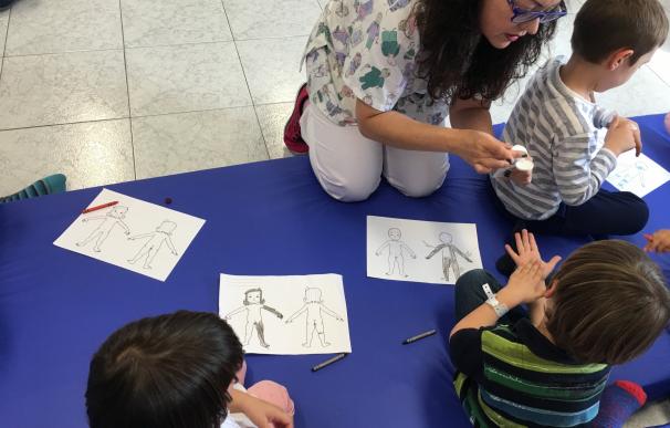Los menores con dermatitis atópica aprenden a manejar esta enfermedad en el Hospital Materno de Málaga