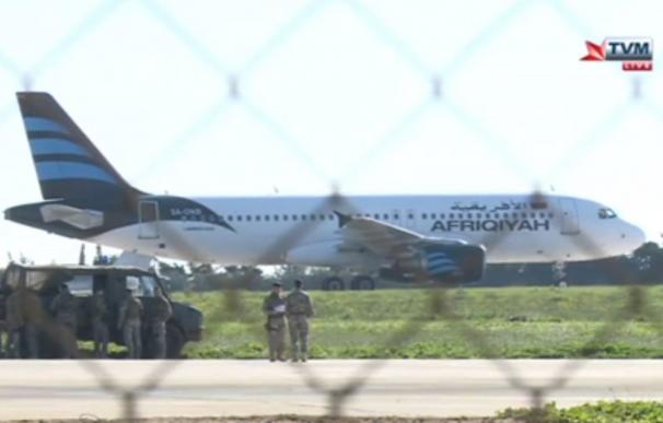 Aterriza en Malta un avión libio secuestrado con 118 personas a bordo